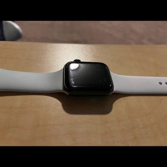 SOLD Apple watch series 5 aluminium black GPS - Picture 6 of 9